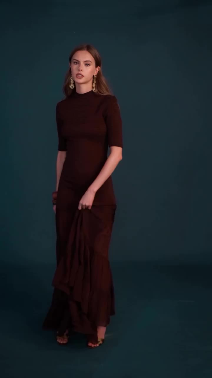 A sweep of espresso. Dawn’s fitted smocked bodice flows into a softly tiered…