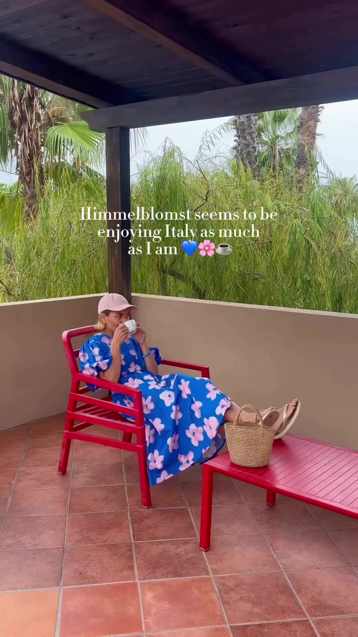 Himmelblomst seems to be enjoying Italy as much as I am 💙🌸 Slow mornings…