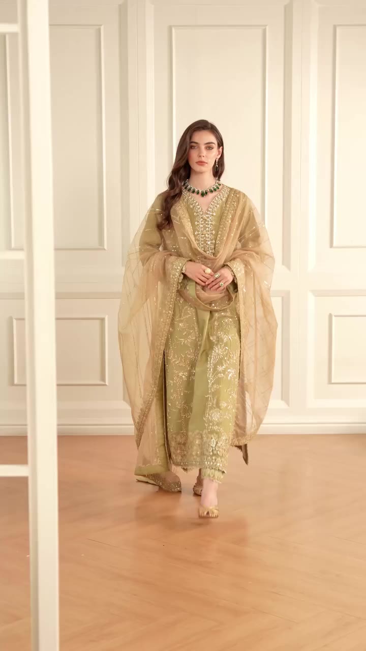 Celestine | The Silk Saga | 𝐋𝐈𝐕𝐄 𝐍𝐎𝐖 Silk catches the light…