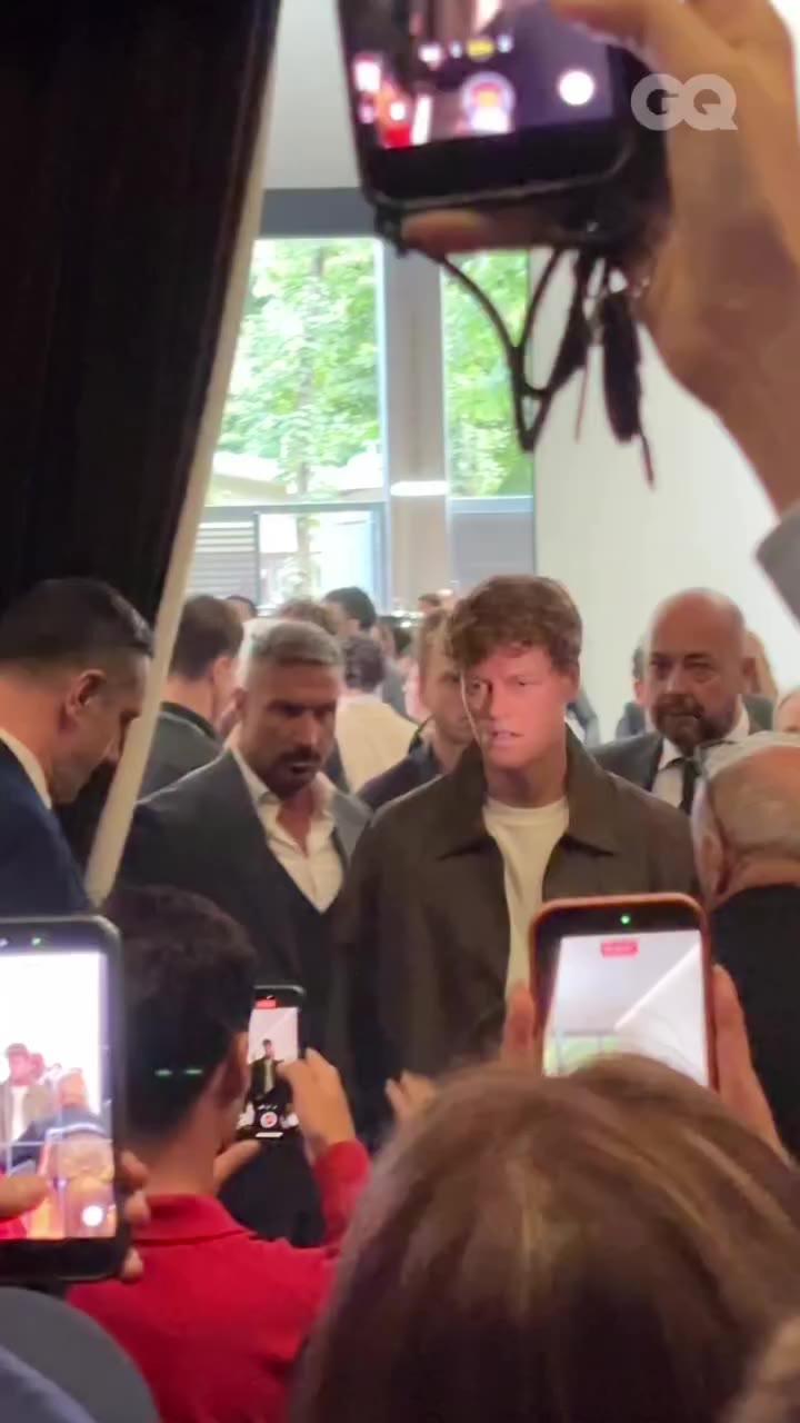 No, @janniksin non andrà all'ATP 500 di Pechino (😢) e sì, Anna Wintour ha…