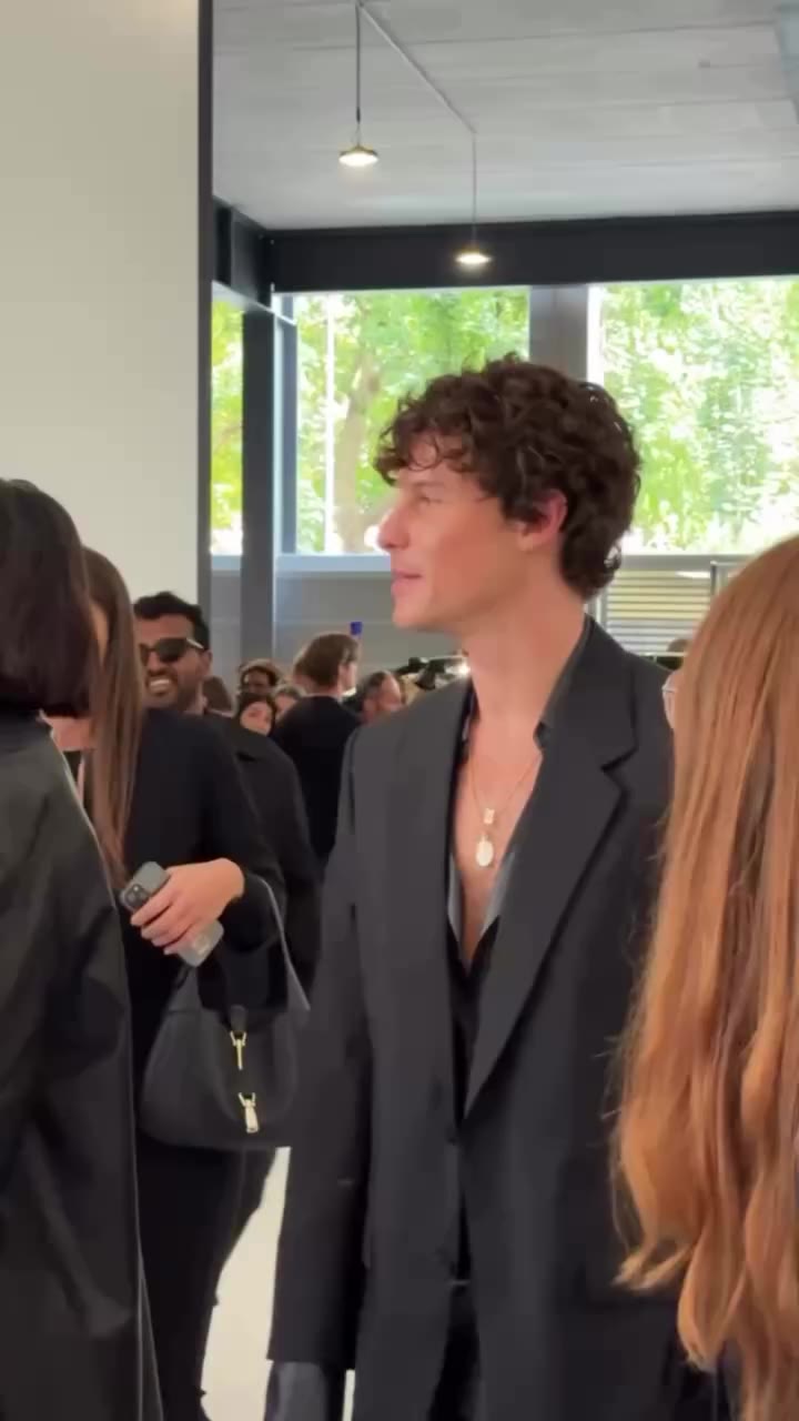 @ShawnMendes, @Ghali e #HomerGere sono arrivati alla sfilata di @Gucci. Video…