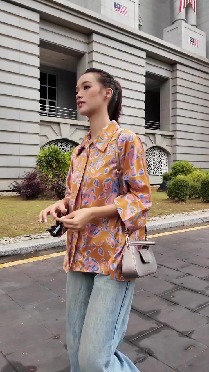 Monika in Buttercup. Kena angin macam ni, nampak terus flowy dia. Cantik betul…