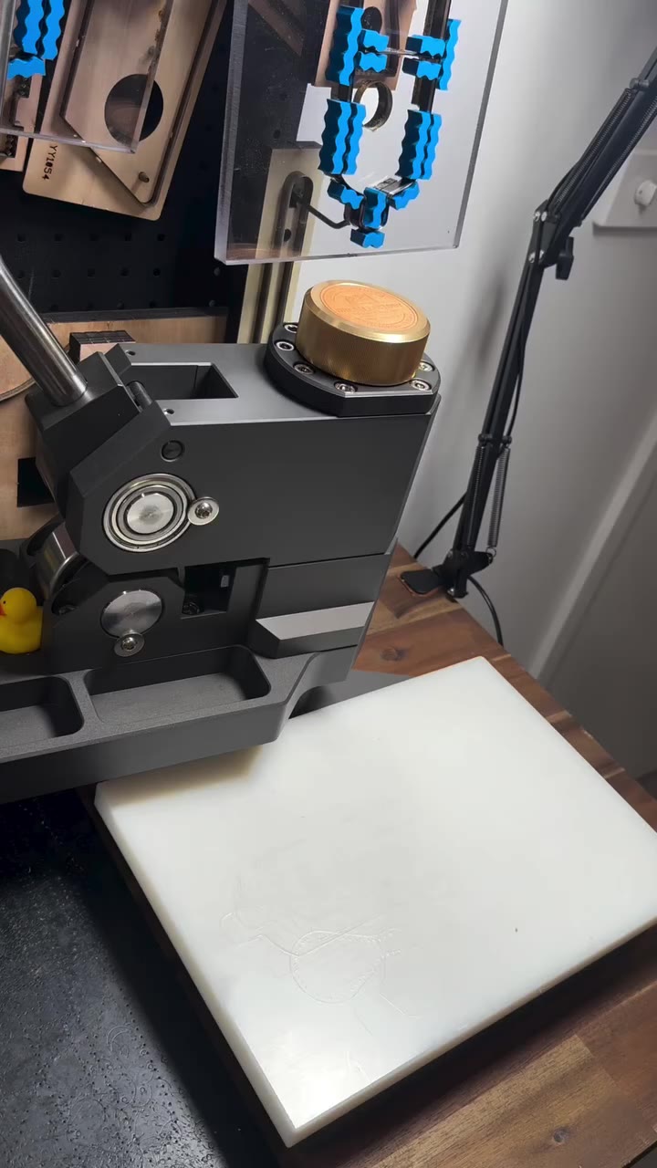 Punching out a keychain #leatherasmr #leathercraft #leatherwork #leatherdie…