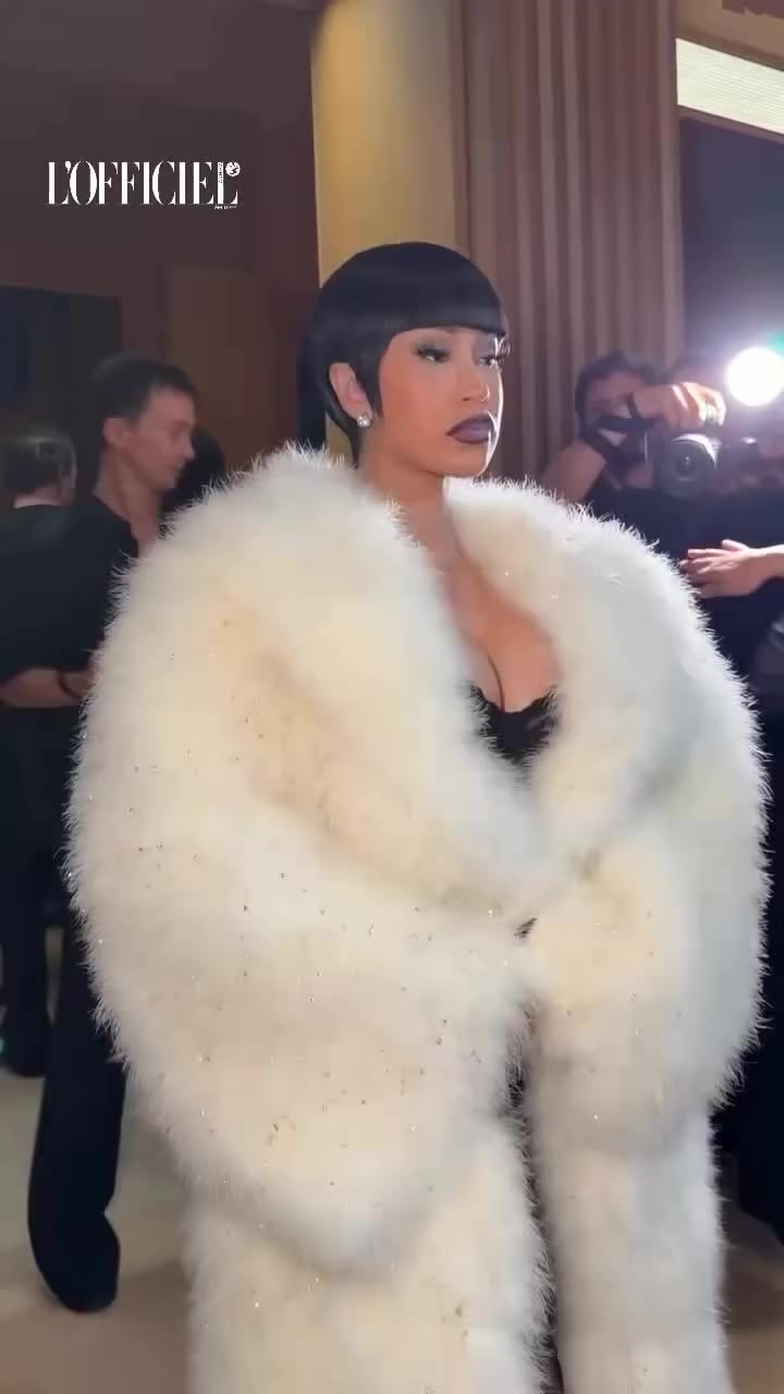 Queen rapper Cardi B của chúng ta đã có mặt tại show diễn The Store Show của…