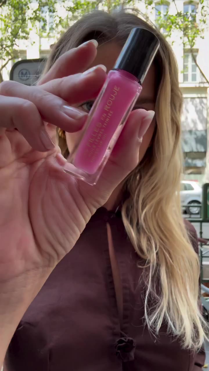 A little touch of the marshmallow bonbon lip oil. Glossy, rosy and oh so sweet🍬