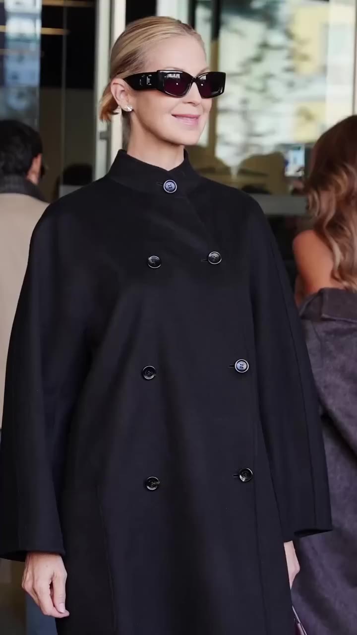 Iconic! @kellyrutherford zeigt sich bei der @maxmara Show während der Mailand…
