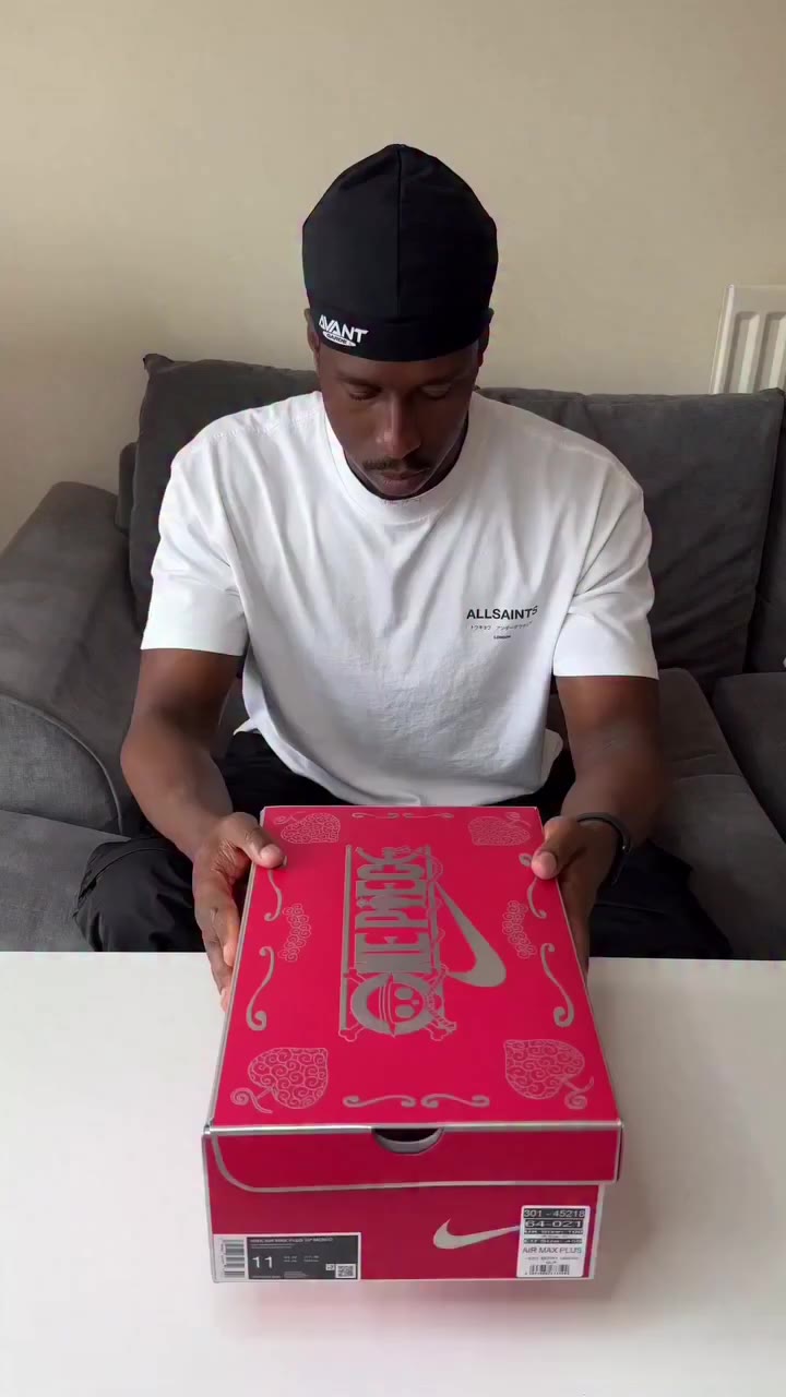 Fresh out of the box. 🏴‍☠️👟 Team KLEKT member @john.swarvay unboxes the Nike…