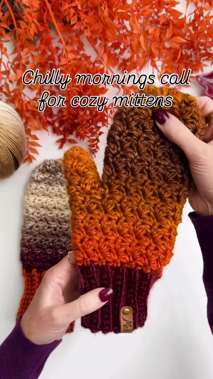 Comment PATTERN for the link 🧶 Chilly mornings call for cozy mittens! These…