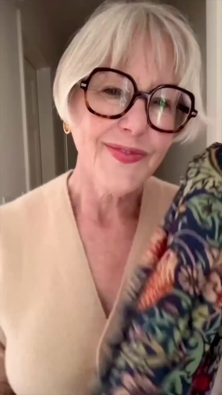 The Simplest Scarf Knot with Susan Blakey - Sometimes all you need is one…