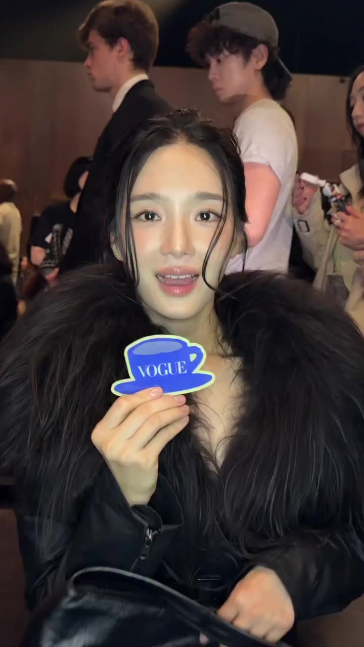 #VogueRunway 구찌 쇼가 끝나고 만난 박규영! 이번 컬렉션을 한 단어로 표현한다면? edit GA NAMHEE - @gucci…