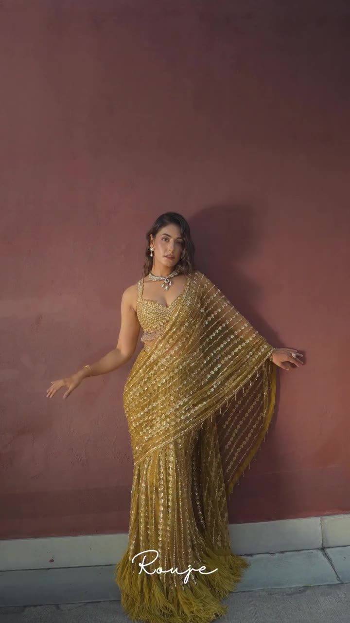 Everything that shines isn’t gold?? Just the saree to prove you wrong ✨ ZARINA…