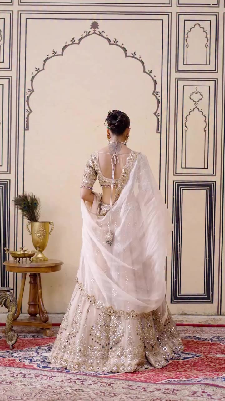 𝐏𝐨𝐥𝐤𝐢 Inspired by heirloom Polki, Jewellery Tissues brings the richness…