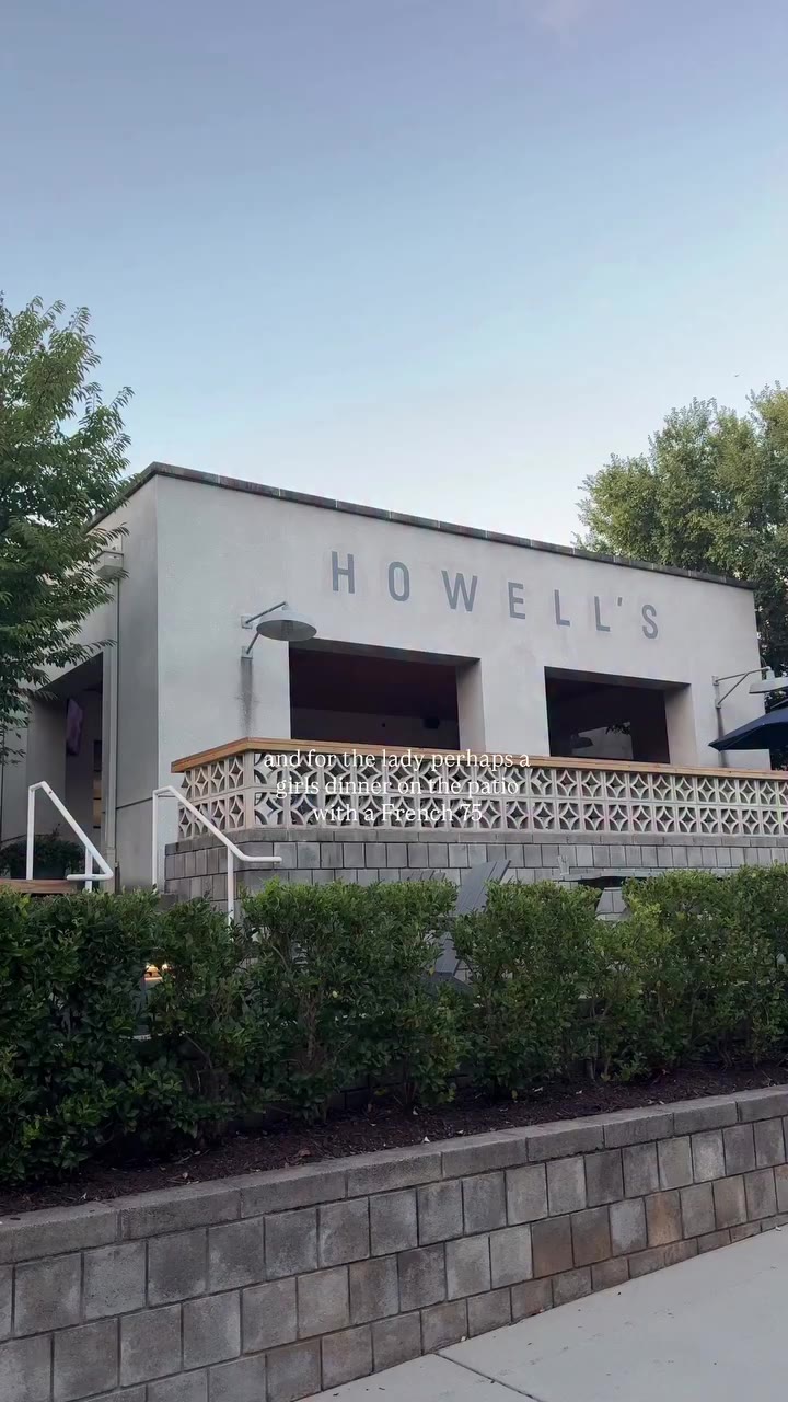 It’s finally fall patio season and this stunning patio at @howellskitchenbar…
