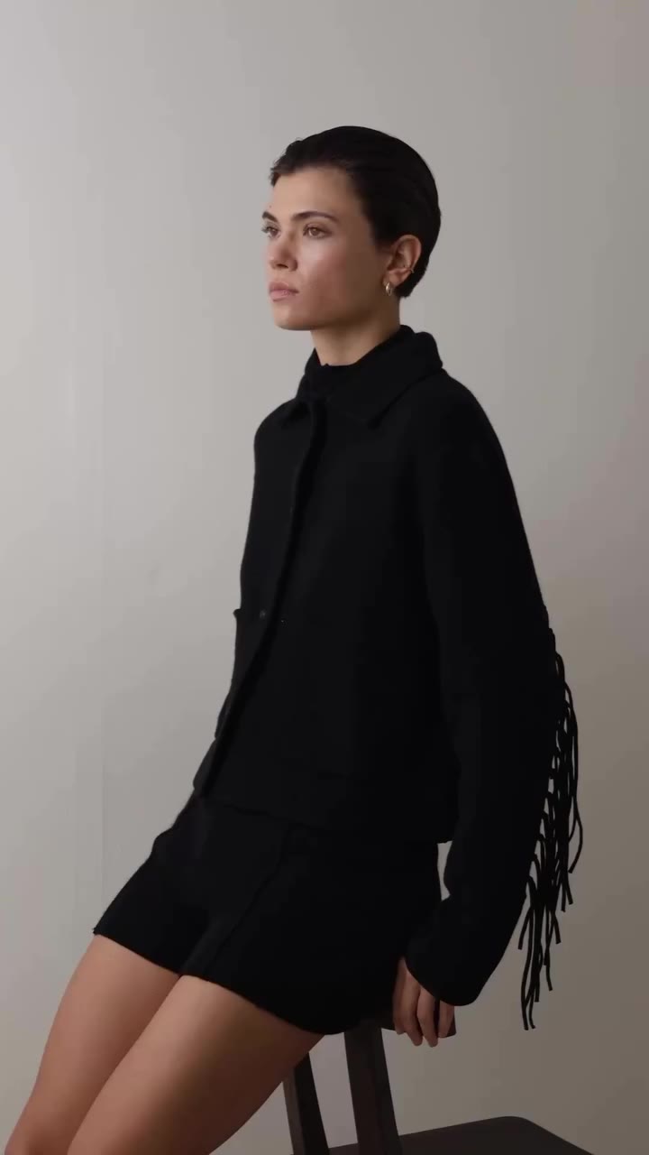 Fine and ribbed textures, worked at contrasting gauges within the same…