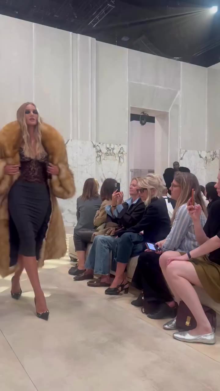This afternoon at #MilanFashionWeek, @rosiehw walked in @gucci’s SS27 show in…