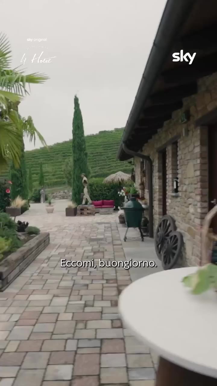 Per Bruno solo aperitivi di charme 🫒 Guarda la nuova stagione di #4Hotel ogni…