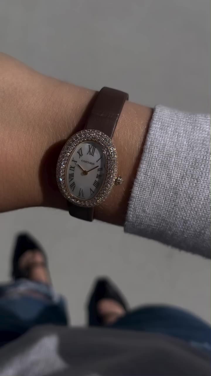 Catching the light just right. The @cartier Baignoire. #Cartier #CartierWatch…