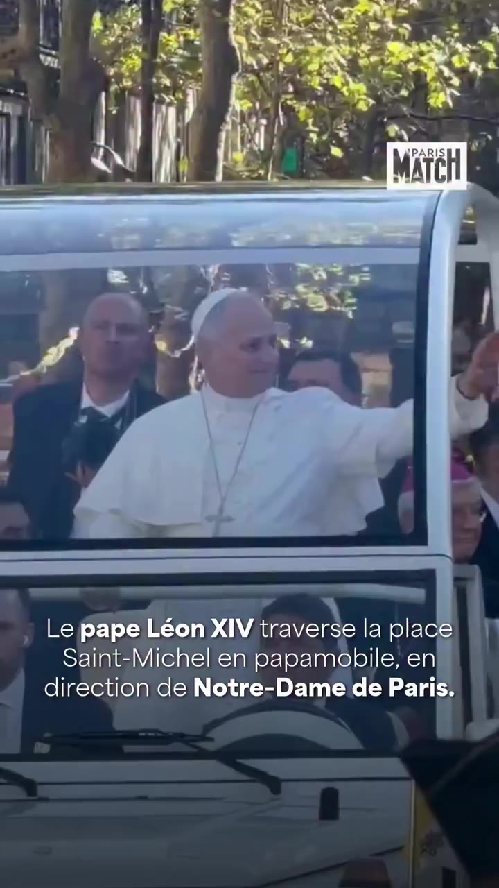 À bord de la papamobile, le pape Léon XIV traverse la place Saint-Michel sous…