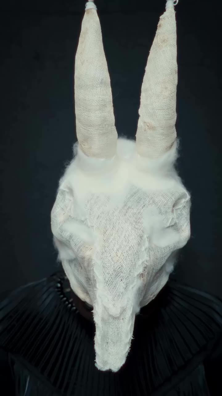 The future of fashion doesn’t make noise: it moves through the folds of a…