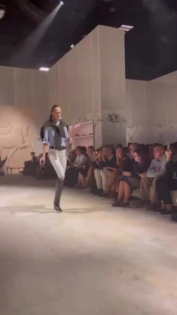 Un año de @demna en @gucci. En el marco de @milanfashionweek, el creativo…