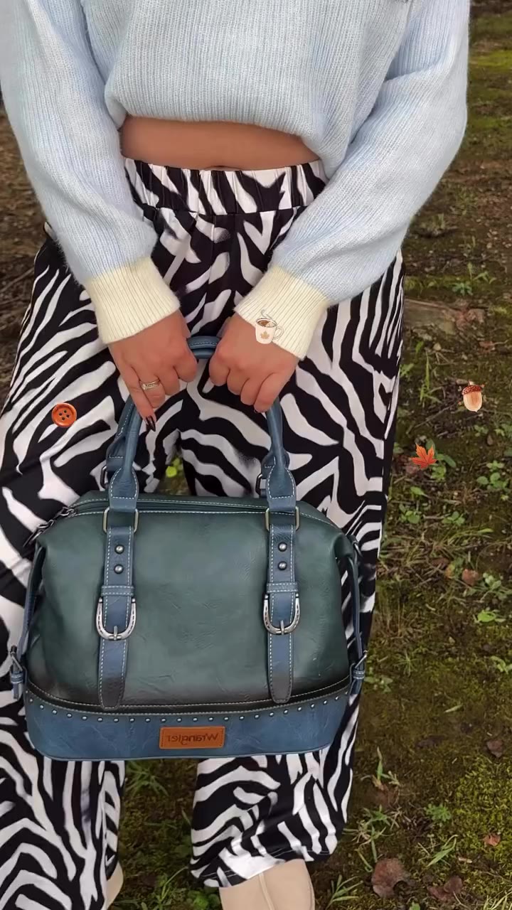 The prettiest fall bag color just might be denim 🤎🍂 This Wrangler hobo…