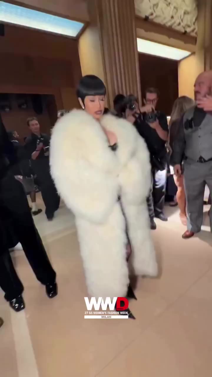 #WWDRunway 구찌 쇼장에 나타난 카디 비(@imcardib)!❤️‍🔥 밀란패션위크를 뜨겁게 달구고 있는 카디 비가…