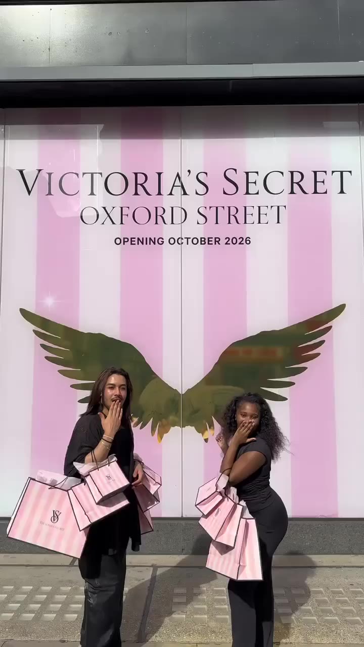 Bigger and better? Yes. Iconic and gorgeous? Also yes. 💕 London, our Oxford…