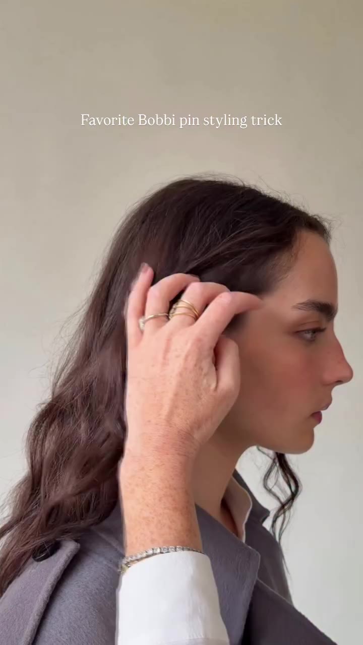 Save🏷️ Our favorite Bobbi pin hack for then next time you need a little pick…