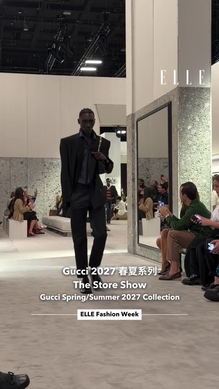 @Gucci 2027 春夏系列「The Store Show」大騷中，將騷場打造為巨型品牌店面，由超模 Alex Consani、Rosie…