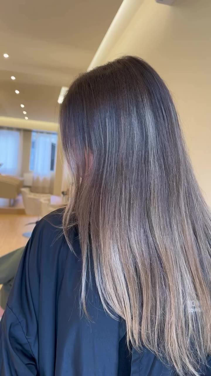 ✨ Balayage blond, lumière naturelle et cheveux sublimés 🤍 Le glow parfait…
