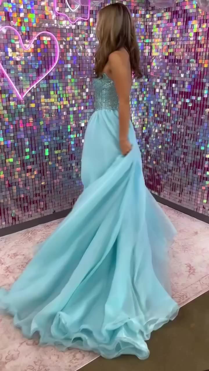 🩵✨ FAIRYTALE DREAMS IN BLUE ✨🩵 This dreamy blue gown is giving Cinderella in…