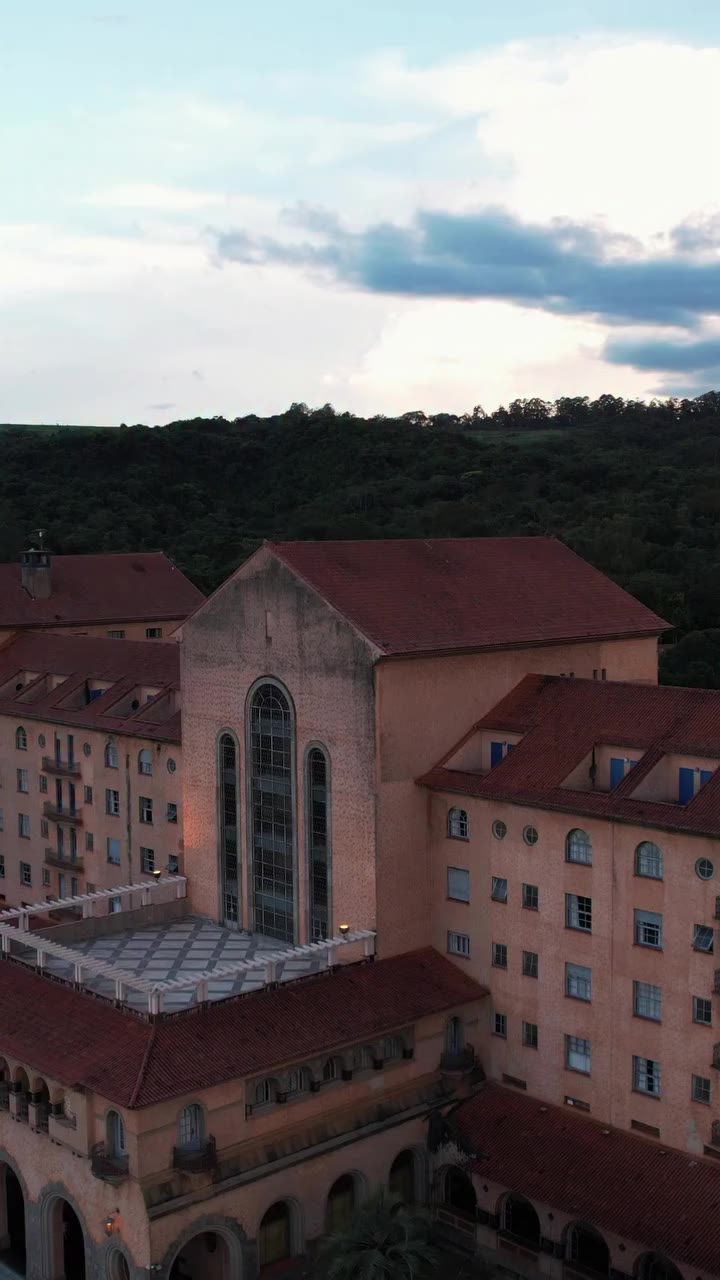 O @grandehoteldearaxa é um verdadeiro paraíso em Minas Gerais, cercado de…