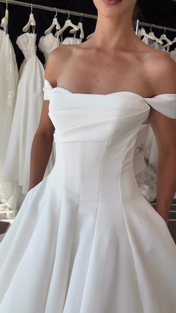 Simple done so right 🖤 Gown: ULIENNE