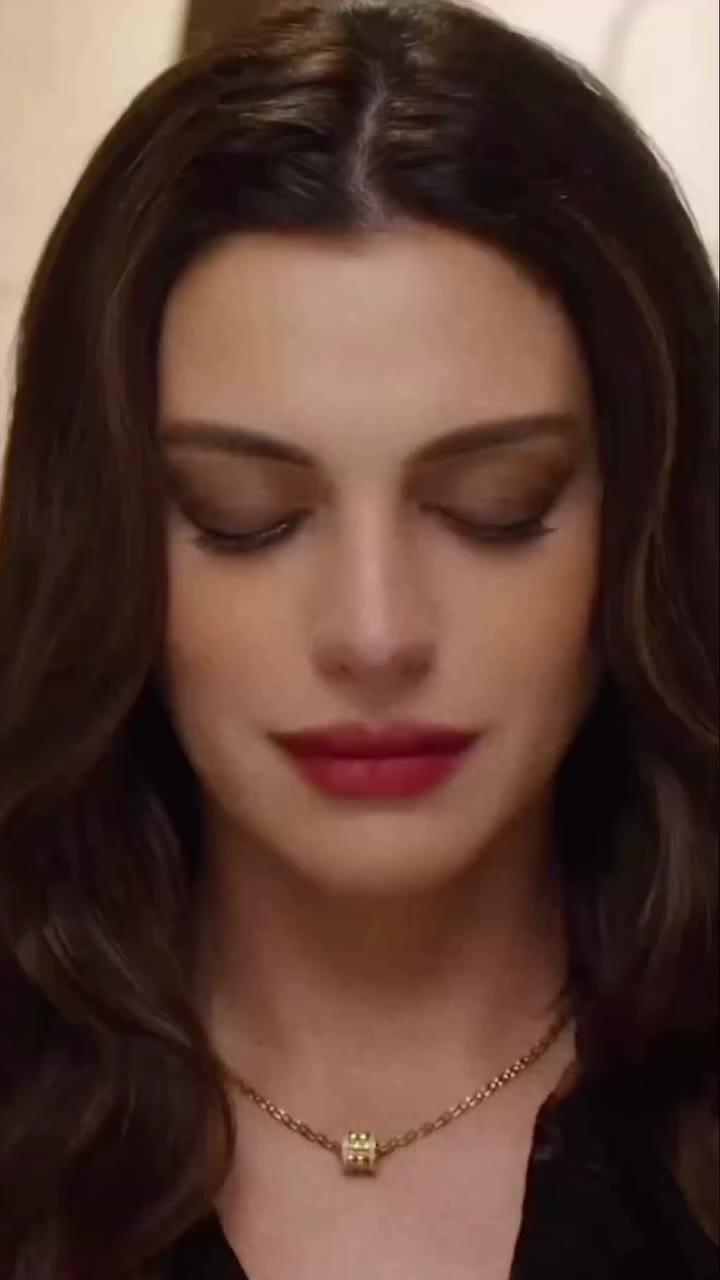 @AnneHathaway in @VerityFilm. October 2nd, exclusively in theaters. 🎬✨ 👗…