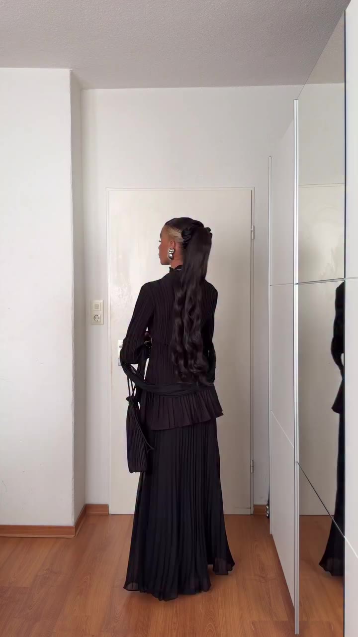 Back in full black & pretty in pleats. Since autumn is very quickly…