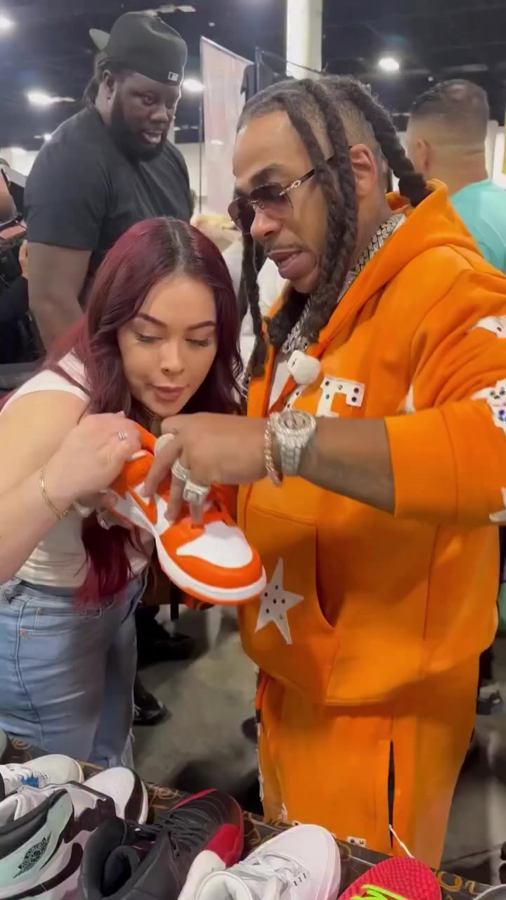 Max B put the Syracuse Dunks straight to feet at sneaker con 🔥🍊 🗽 New York…