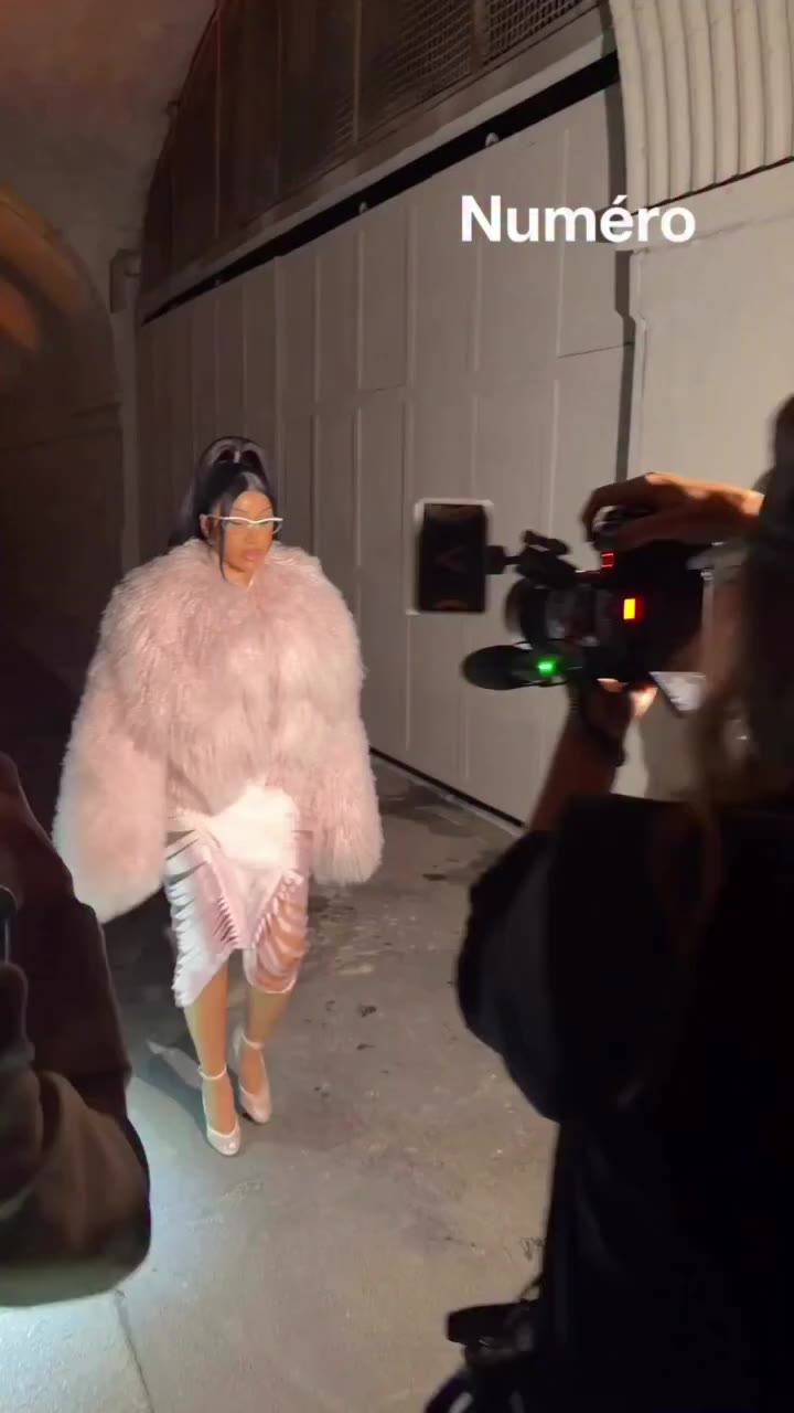 Spotted arriving at @theattico show in Milan : @iamcardib Follow #FWbyNumero…