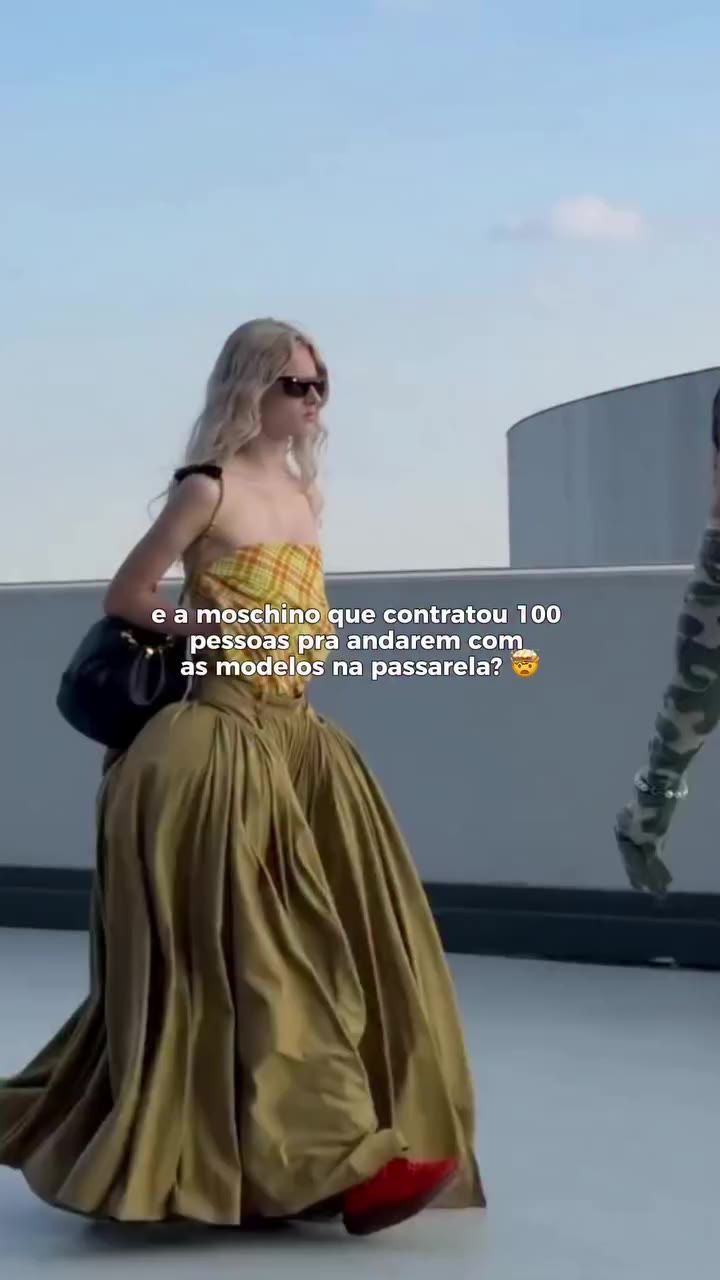 A rua entrou na passarela! ❤️ Em Milão, a @moschino reuniu pessoas que não são…