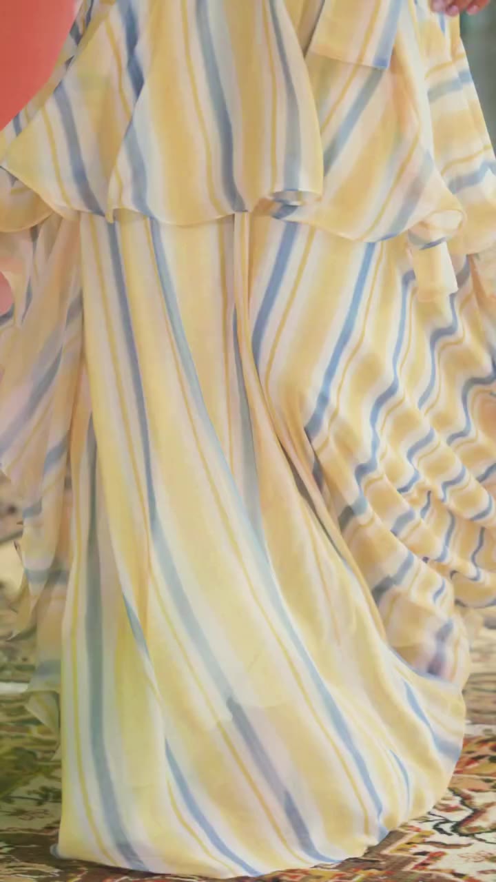As camadas de chiffon listrado criam movimento a cada passo. Um vestido que…