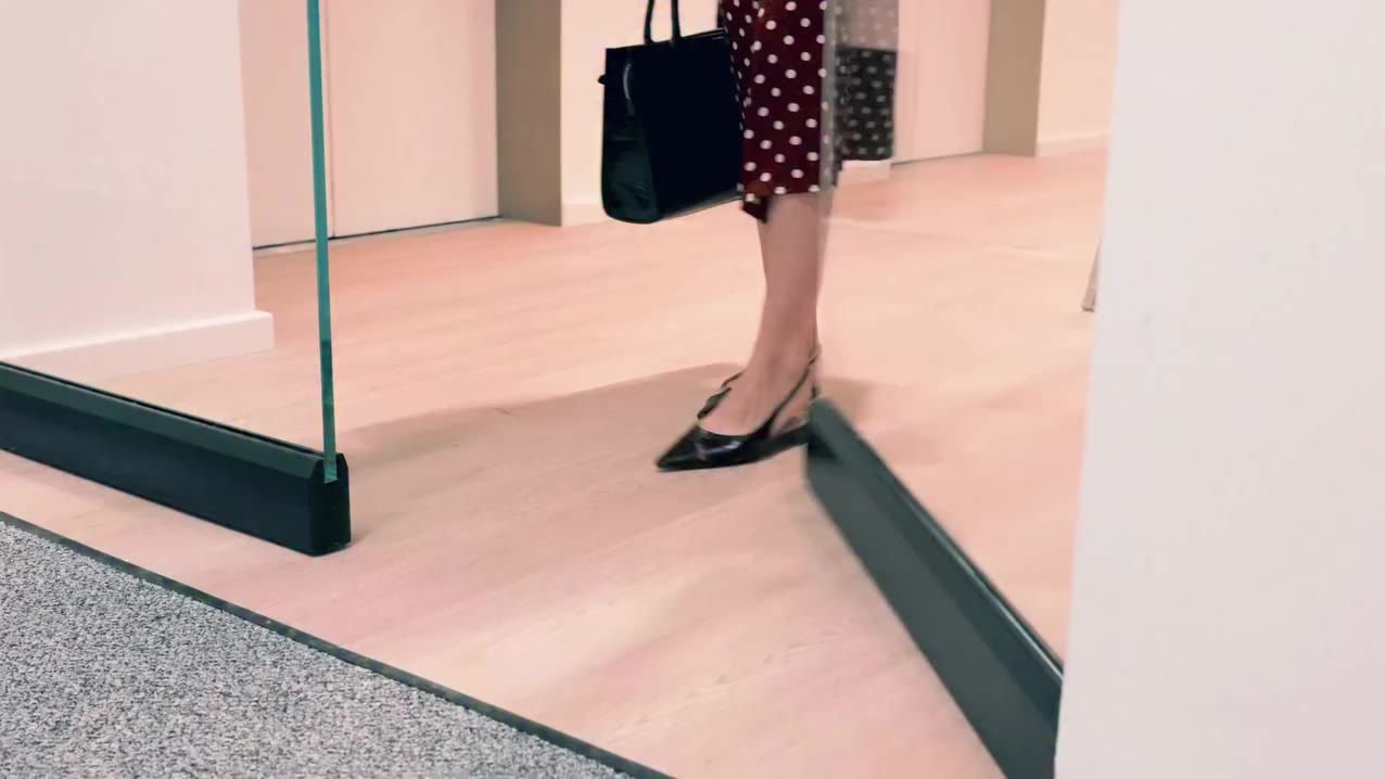 LIFE MOMENTS: Raise your hand if you move from commuter shoes* to* desk shoes…