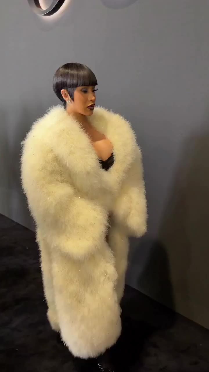 ¡Sorpresa! @iamcardib vuelve a ser la sensación en #MilanFashionWeek con su…