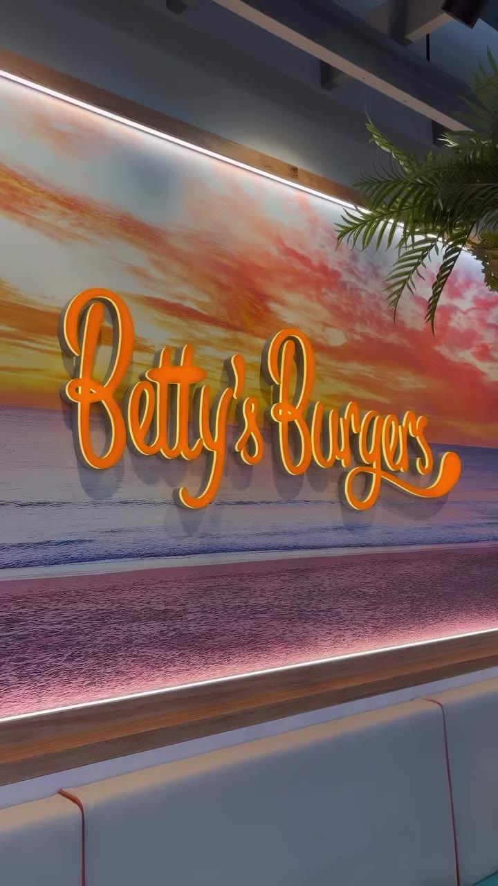 Sunny Coast, your burger cravings have been answered 🌴🍔 Betty’s Burgers is…
