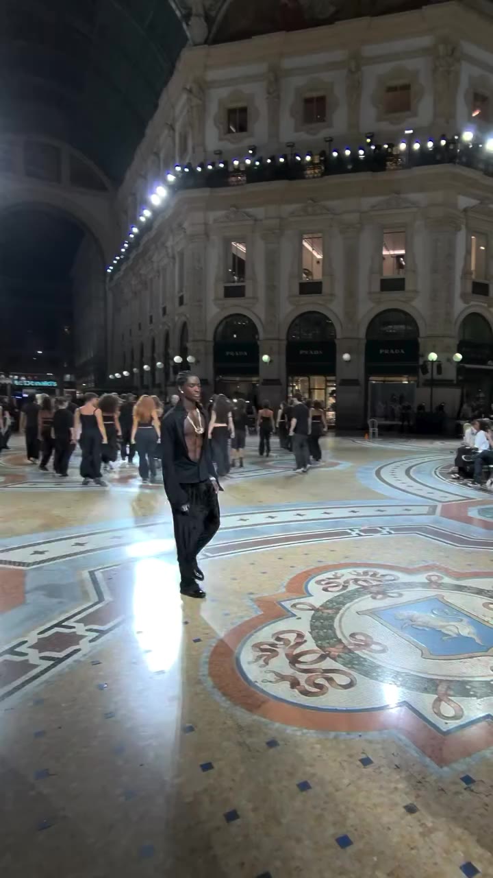 Practice makes perfect. Before @altonmason flipped down the #VogueWorld…