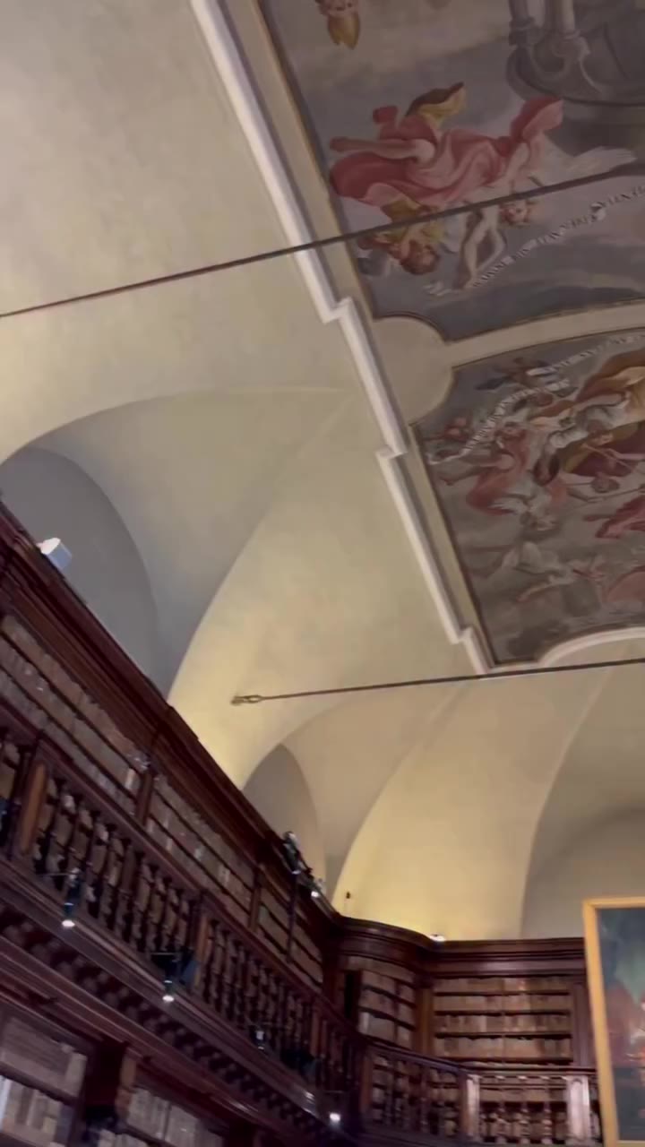 #MilanFashionWeek— Desde Italia, @celenasimbera nos sumerge en la presentación…