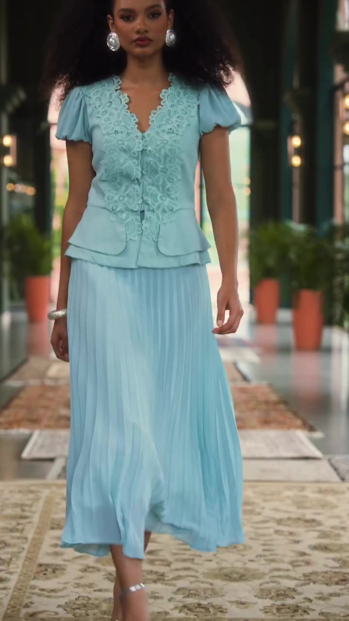 O linho estrutura, o chiffon plissado suaviza. Um conjunto que equilibra duas…