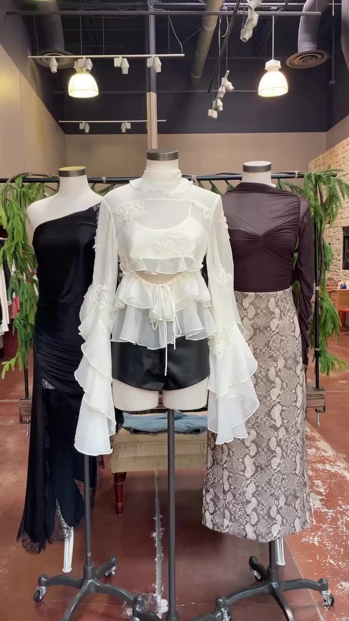 Come shop our @lyssenewyork trunk show! 🤎 Exclusively at Hemline until…