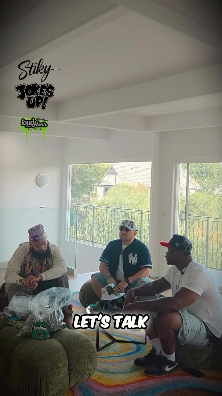 @dwflame and @yunglb_litt give @snoopdogg his flowers 💐 during @stikystudio…