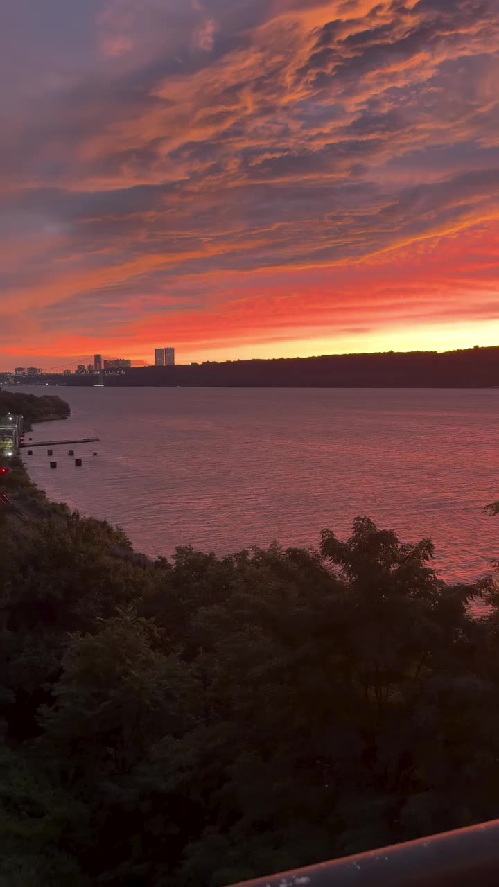 Gorgeous and eerie pink sky over the Palisades tonight at twilight ✅…