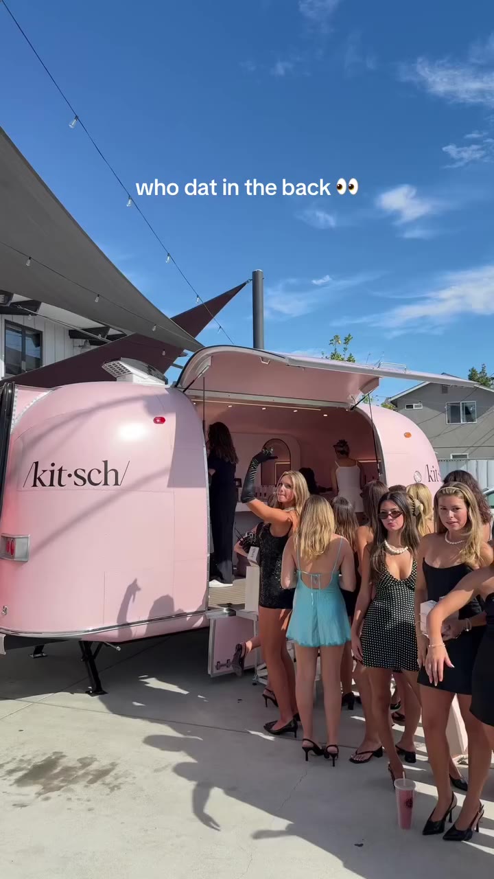KITSCHSTREAM just doing its thing in the back 👀 Who else is obsessed with it?…