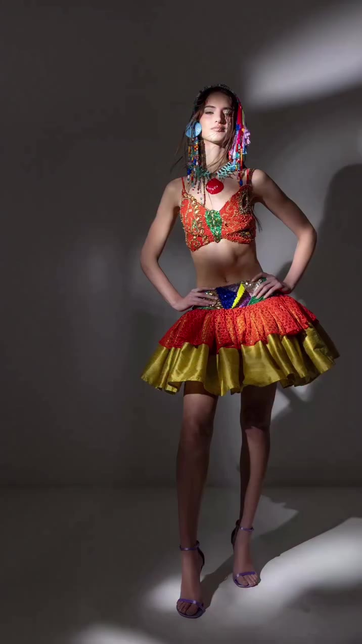 @paratirevista @vertedor.jju para @holymgmt Fotos @chrisbeliera Maquillaje…
